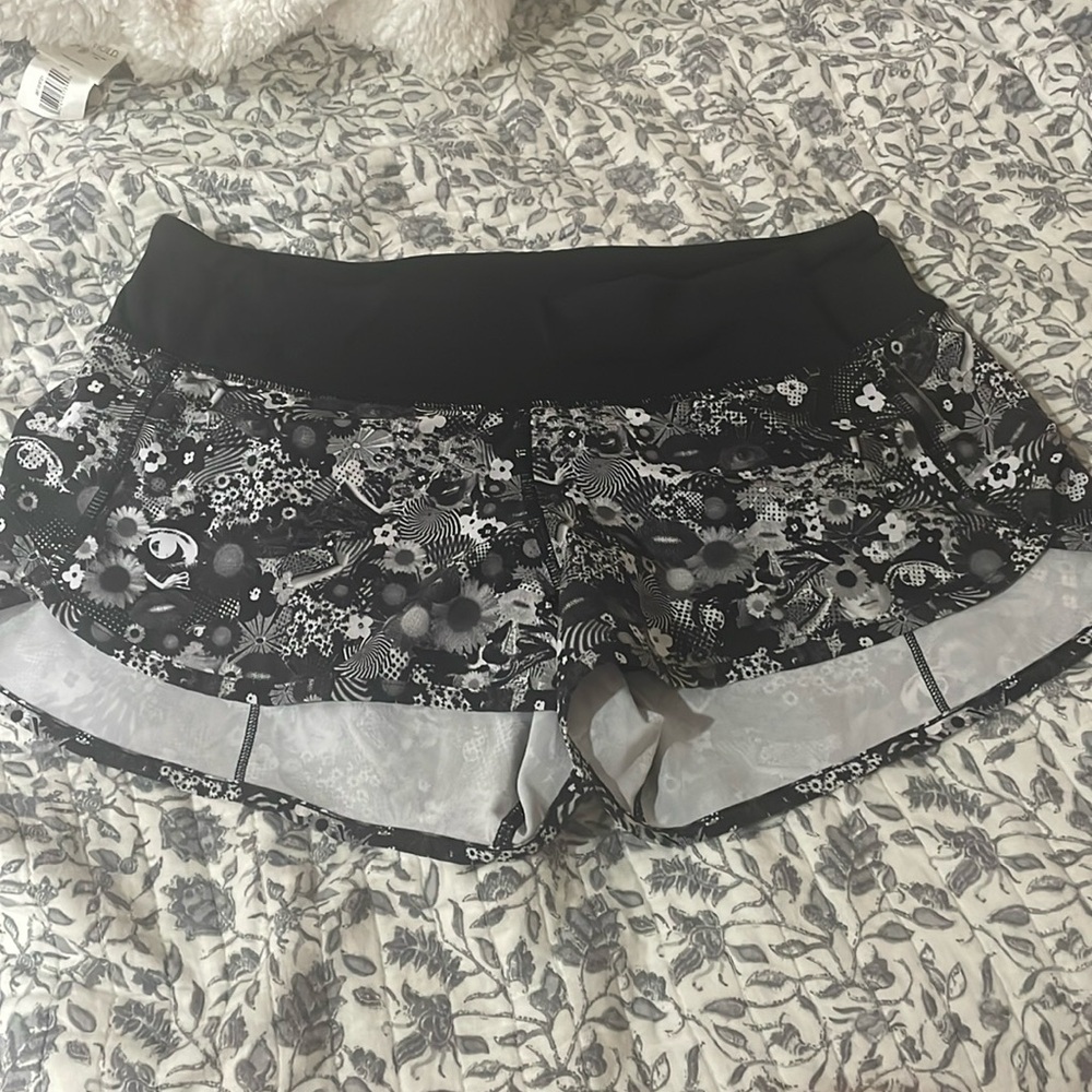 Lululemon hotty hot shorts size 6